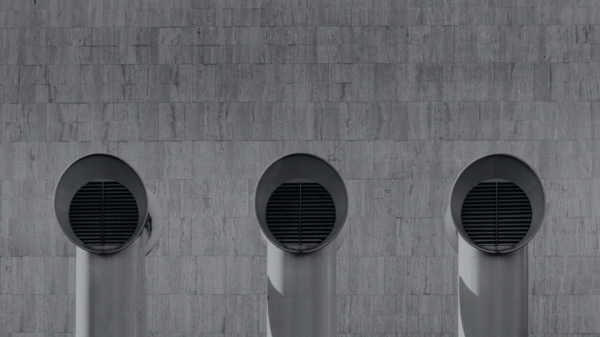 Bouches de ventilation industrielles sur façade de bâtiment — HUMAN LIFE, spécialiste climatisation, ventilation et qualité de l'air en PACA