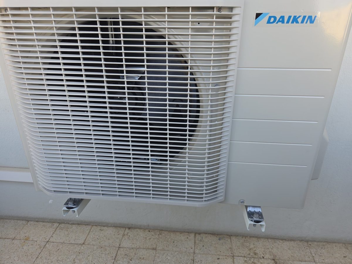 Groupe extérieur de pompe à chaleur Daikin installé et mis en service par HUMAN LIFE