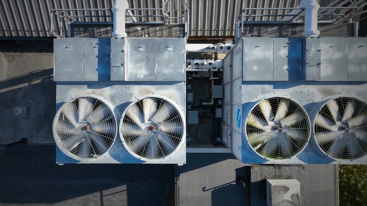 Centrale de ventilation en toiture — renouvellement d'air d'un bâtiment tertiaire
